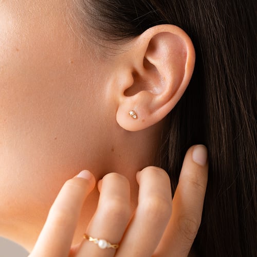 Goldene Ohrstecker mit Perlen und Lab Grown Diamanten Clarice