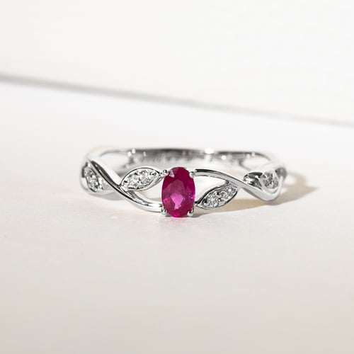 Goldener Rubinring mit Diamanten Ada