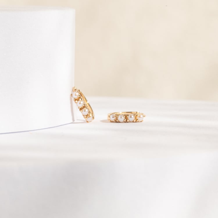 Runde goldene Ohrringe mit Perlen Bode 142724