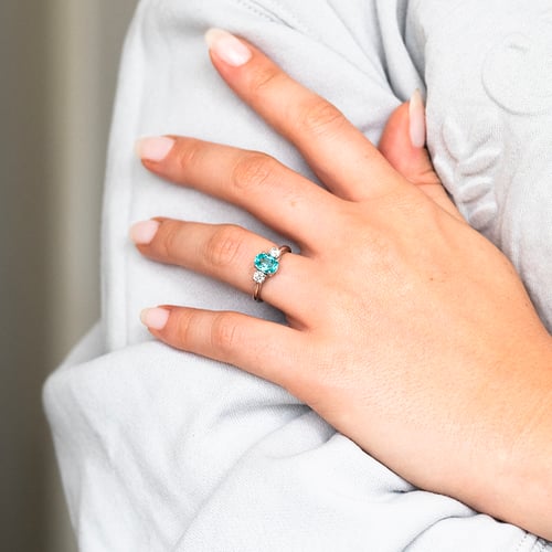 Goldener Ring mit einem Lab Grown Paraiba Turmalin und Diamanten Brink
