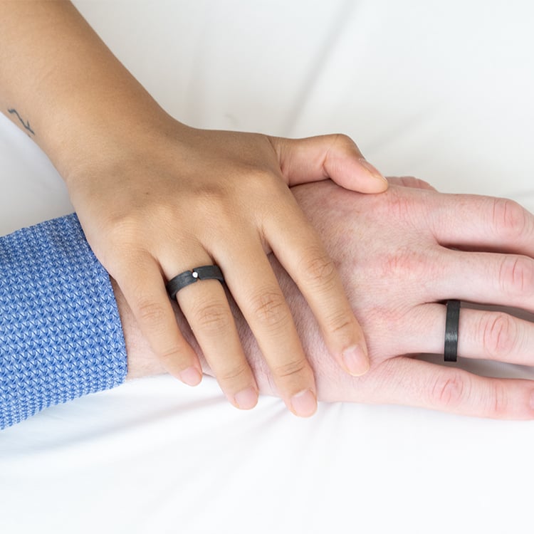 Flache Eheringe aus Carbon mit Diamant Sammu 127254