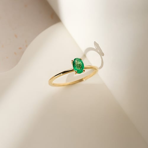 Eleganter Verlobungsring mit einem ovalen Smaragd Frost