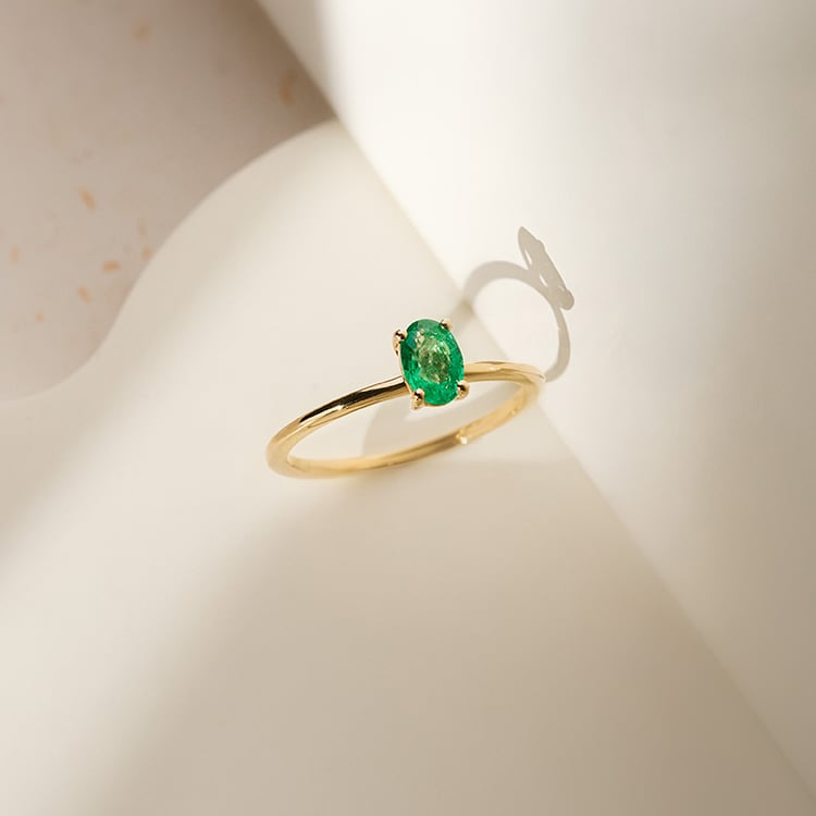 Eleganter Verlobungsring mit einem ovalen Smaragd Frost 152778