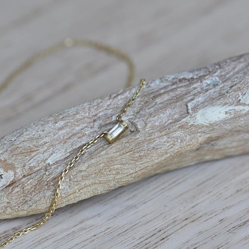 Goldene Kollektion mit weißen Baguette Saphiren Stasia