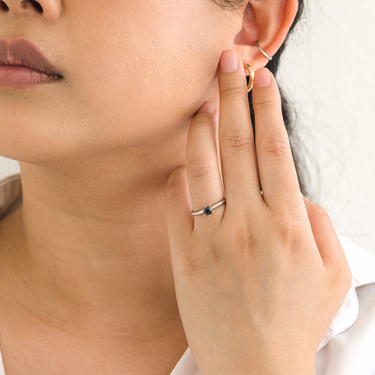 Goldener Verlobungsring mit schwarzem Diamant Mala 124096