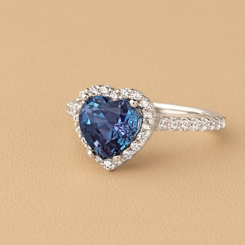 Goldener Ring mit Lab Grown Alexandrit in Herzform und Diamanten Harold