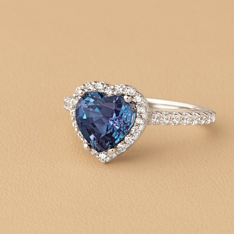 Goldener Ring mit Lab Grown Alexandrit in Herzform und Diamanten Harold 136581