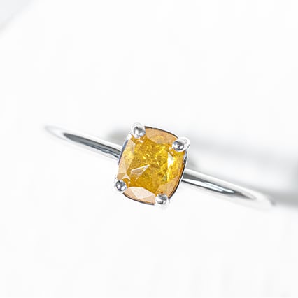 Goldener Ring mit Salt and Pepper Diamanten Reeva