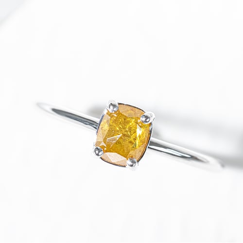 Goldener Ring mit Salt and Pepper Diamanten Reeva