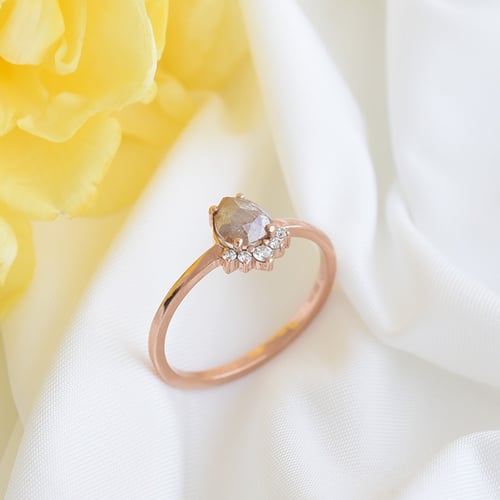Verlobungsring mit einem Salt and Pepper Diamanten Ange