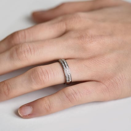 Schlichte Eheringe aus Gold mit Diamanten Sydell