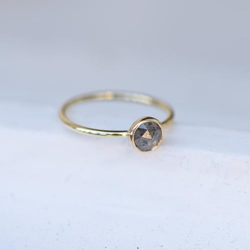 Ring mit Salt and Pepper Diamant Fermie