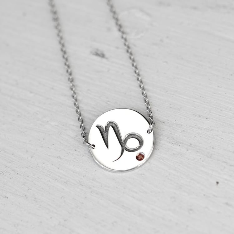 Granat und Steinbock Sternzeichen in goldenem Armband 47685