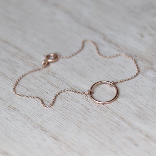 Minimalistisches Armband aus Gold Karma