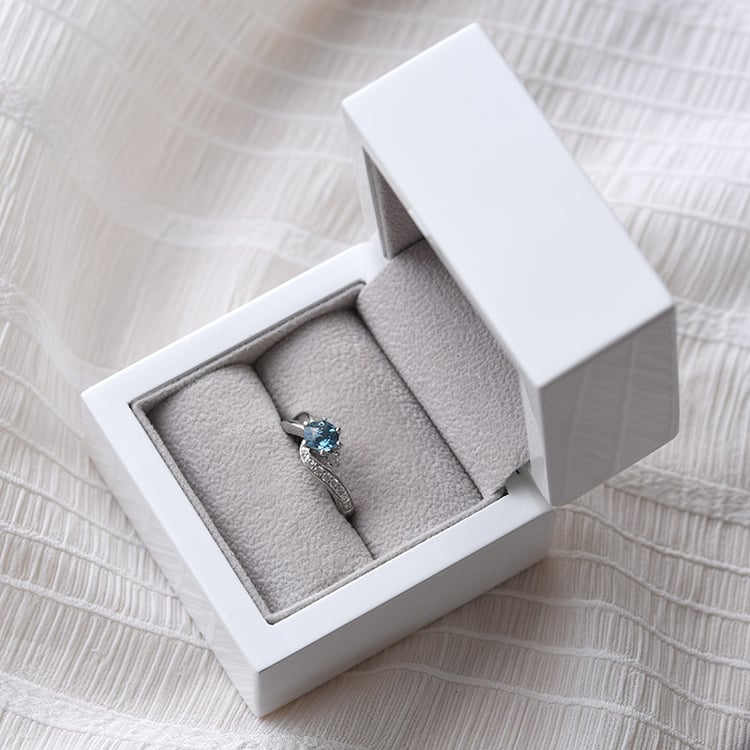 Eleganter Silberring mit Topas und Zirkonia 67626