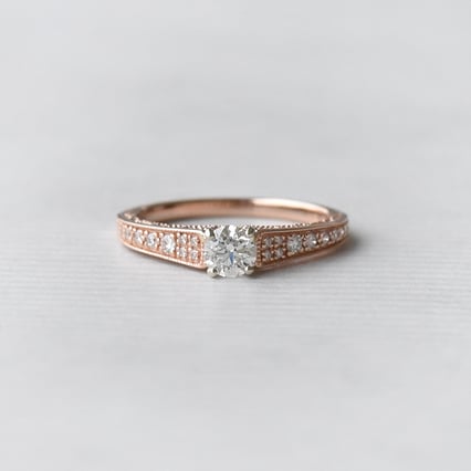 Goldener Vintage Verlobungsring voller Diamanten Keran