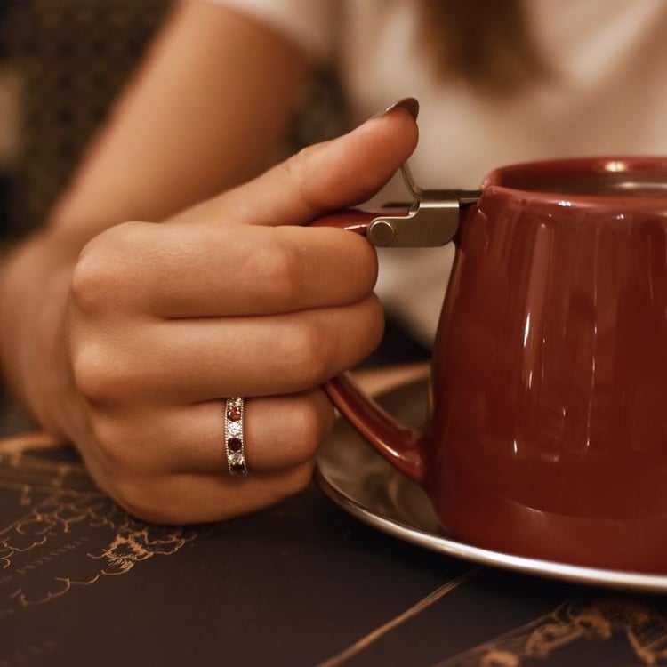 Silberner Eternity-Ring mit Granaten Ednah 34518