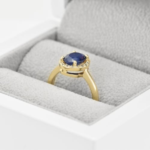 Halo Verlobungsring mit ovalem Saphir und Diamanten Arya
