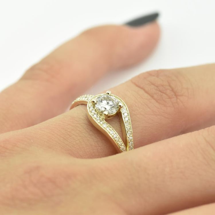 Finger mit dem goldenen Verlobungsring 98972