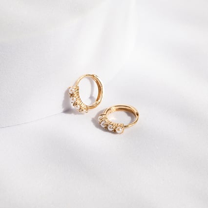 Runde goldene Ohrringe mit Perlen Bode