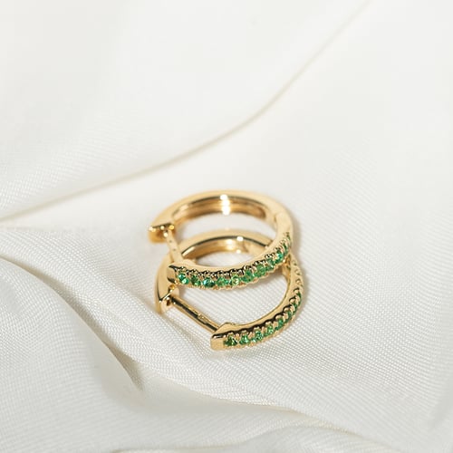 Elegante runde Ohrringe mit Smaragden Gomati