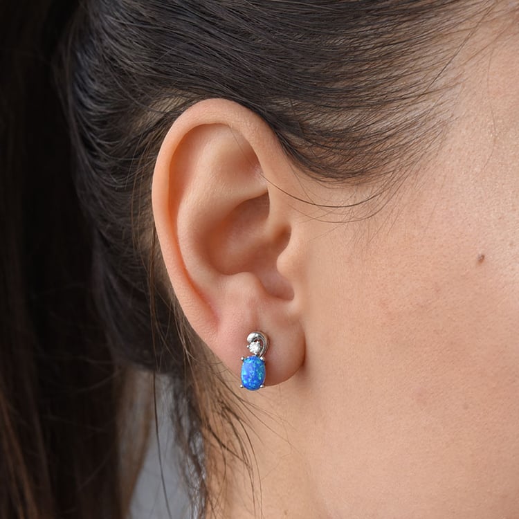 Silberohrringe mit Opal und Zirkonia auf dem Ohr 78509