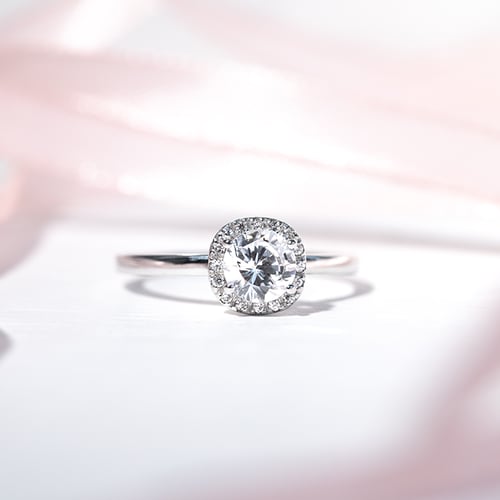 Verlobungsring im Halostil mit Lab Grown Diamanten Zulie