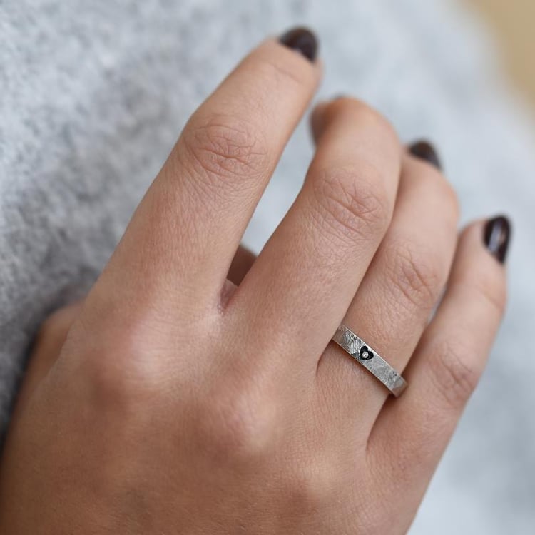 Damenring gehämmert mit Herzchen auf dem Finger 49403