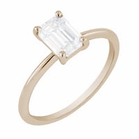 Verlobungsring aus Gold in Champagnegold mit einem Diamanten im Emeraldschliff