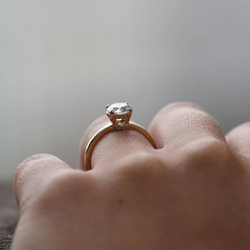 Strahlender Verlobungsring mit Moissanit und Lab Grown Diamanten Xela