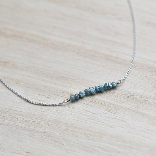Goldarmand mit blauen ungeschnittenen Diamanten Wiul