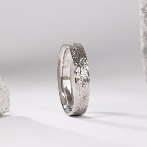 Eheringe aus Platin mit von Hand gravierter Holzschraffur und Diamanten Dyanna