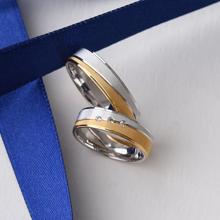 Eheringe aus Gold mit drei Diamanten Bianka 75980