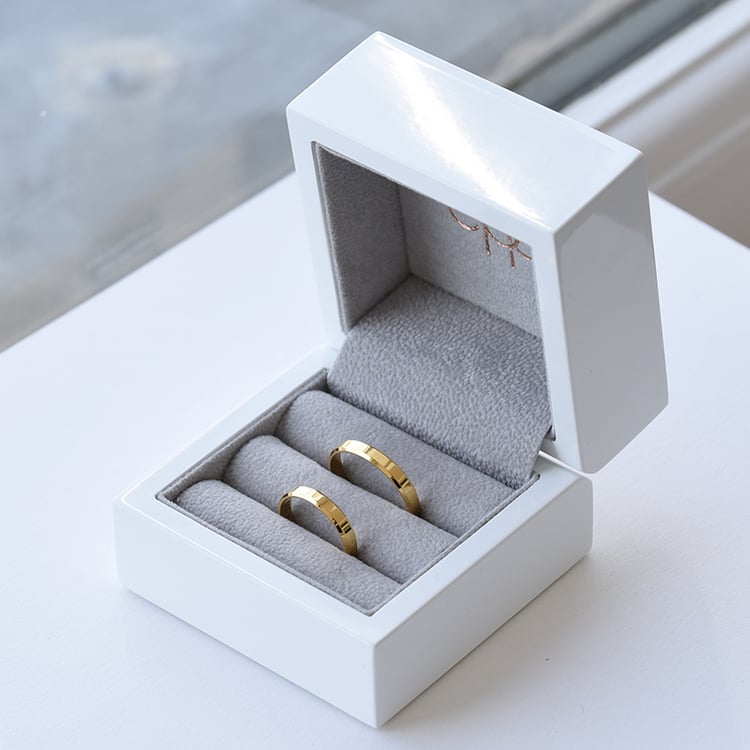 Goldene minimalistische Eheringe mit abgeschrägten Kanten Varden 63318