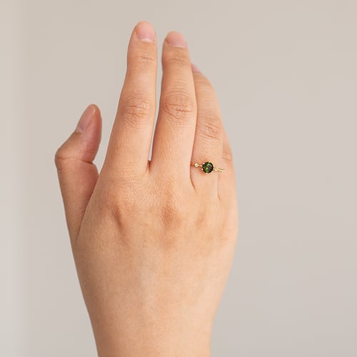 Ring mit einem grünen Turmalin und seitlichen Olivinen Imelda