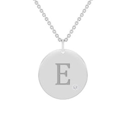 Goldener Anhänger mit Diamant und Gravur eines Buchstabens Sager