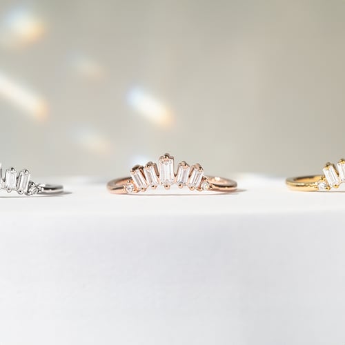 Ring in V-Form mit Lab Grown Baguette Diamanten Domenic