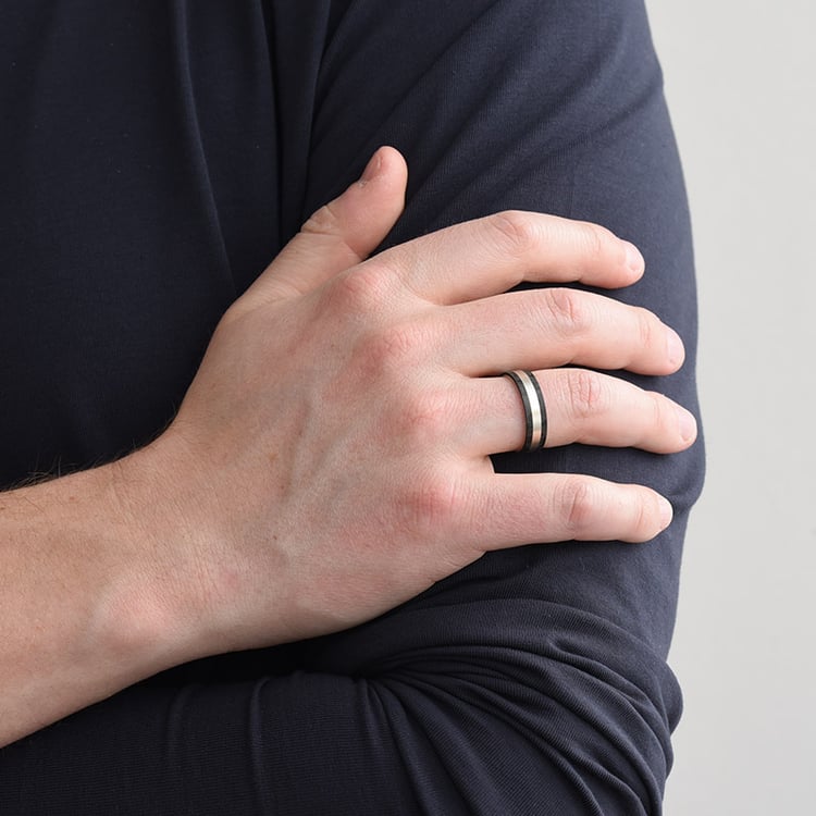 Flache Trauringe aus Carbon und Gold mit Diamanten Moserah 79656