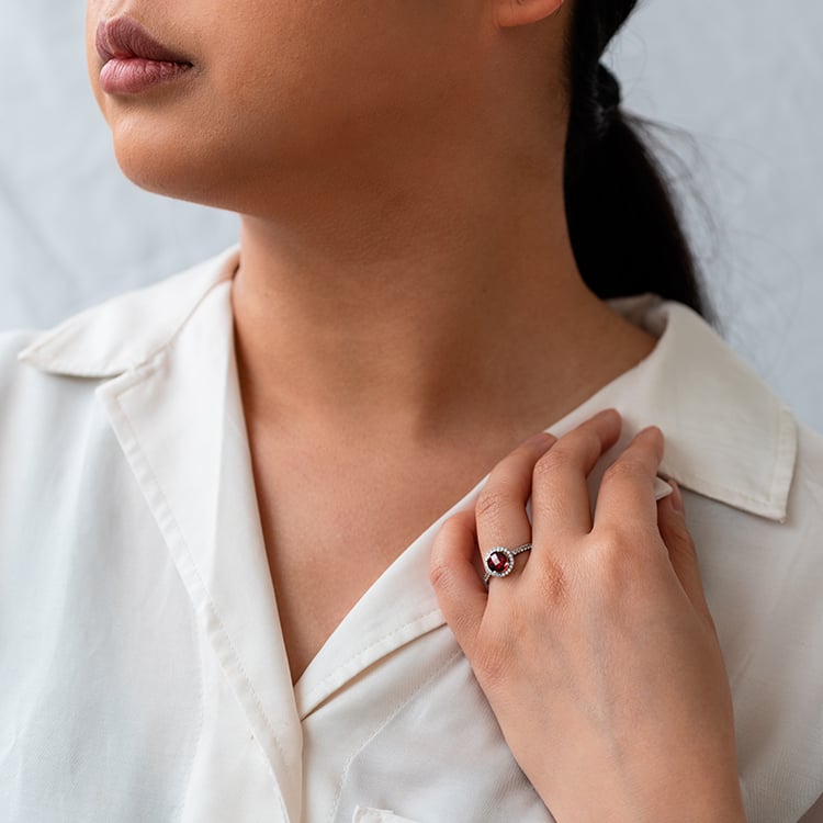 Goldener Ring im Halo-Stil mit Granat und weißen Topasen Maala 120714