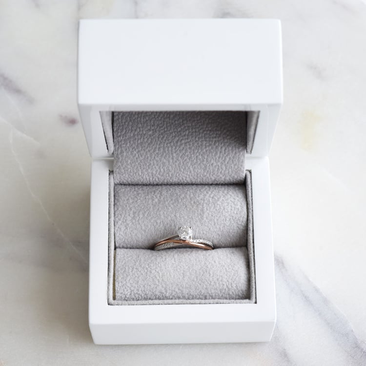 Ungewöhnlicher Verlobungsring mit seitlichen Diamanten Ealair 86275