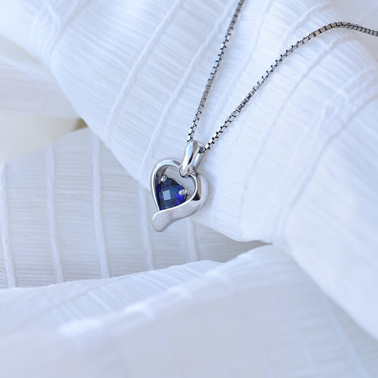 Silberner Anhänger mit blauem Saphir als Herzmotiv Lovelyn 69116