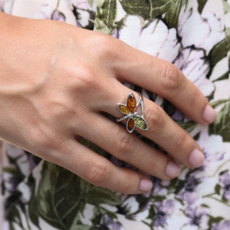 Bernstein Ring Schmetterling auf dem Finger 47434