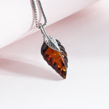 Bernsteinanhänger aus Silber in Form eines Blattes Daun