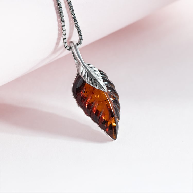 Bernsteinanhänger aus Silber in Form eines Blattes Daun 150807