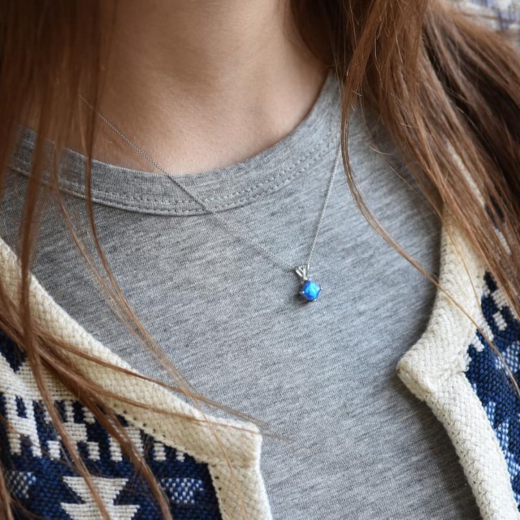 Gold Anhänger mit blauem Opal auf dem Hals 39910