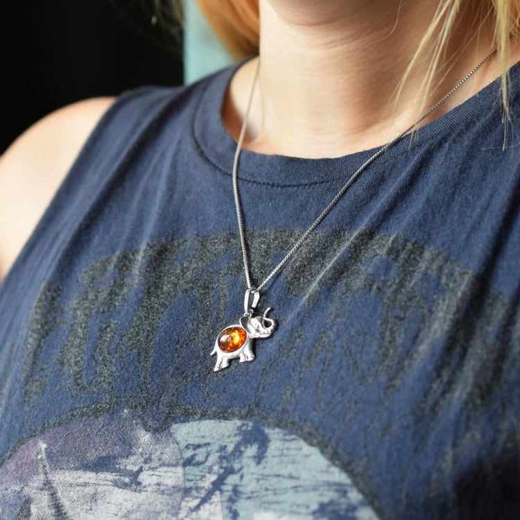 Silberner Anhänger mit Bernstein 15015