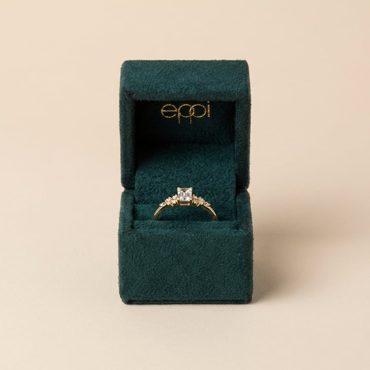 Scheidungsring mit einem Diamanten in Emerald-Form 165152