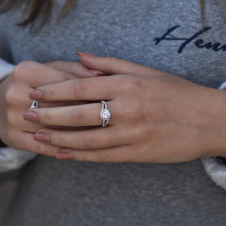 Diamantring auf dem Finger 36264