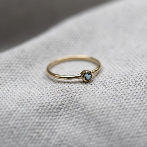 Goldener minimalistischer Ring mit London Topas Emilien