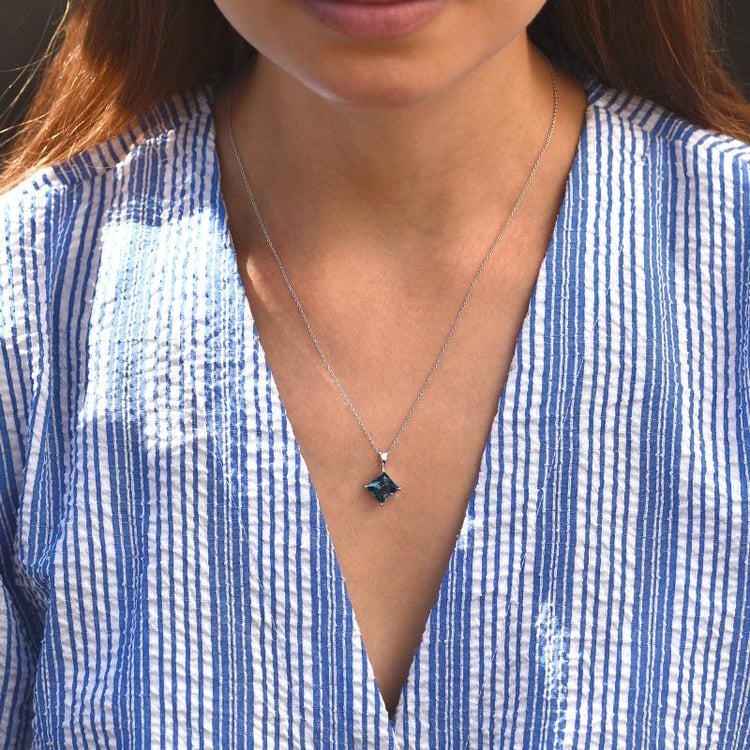 Topas in goldener Halskette 46075